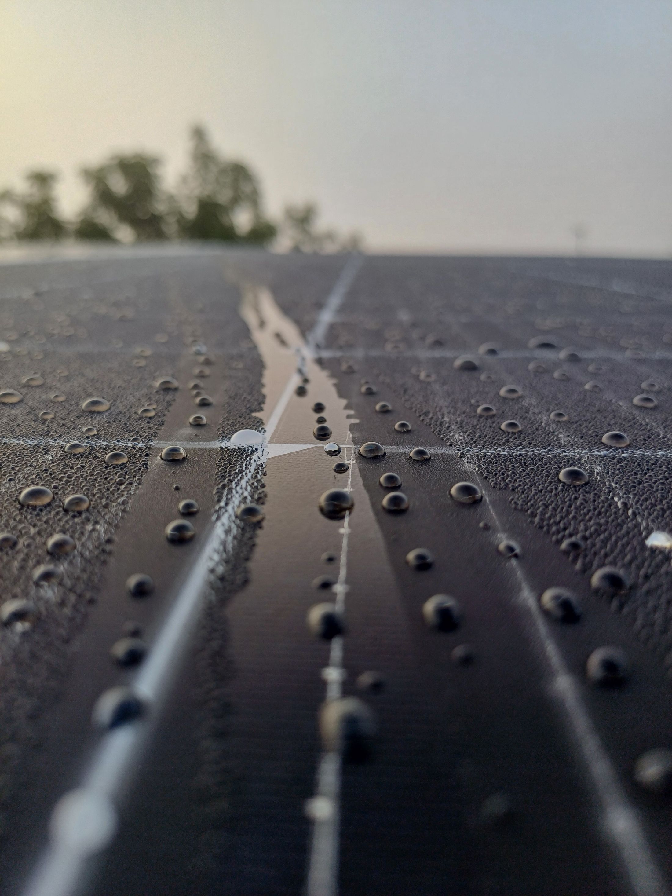 Gouttes de pluie sur la surface d’un module photovoltaïque